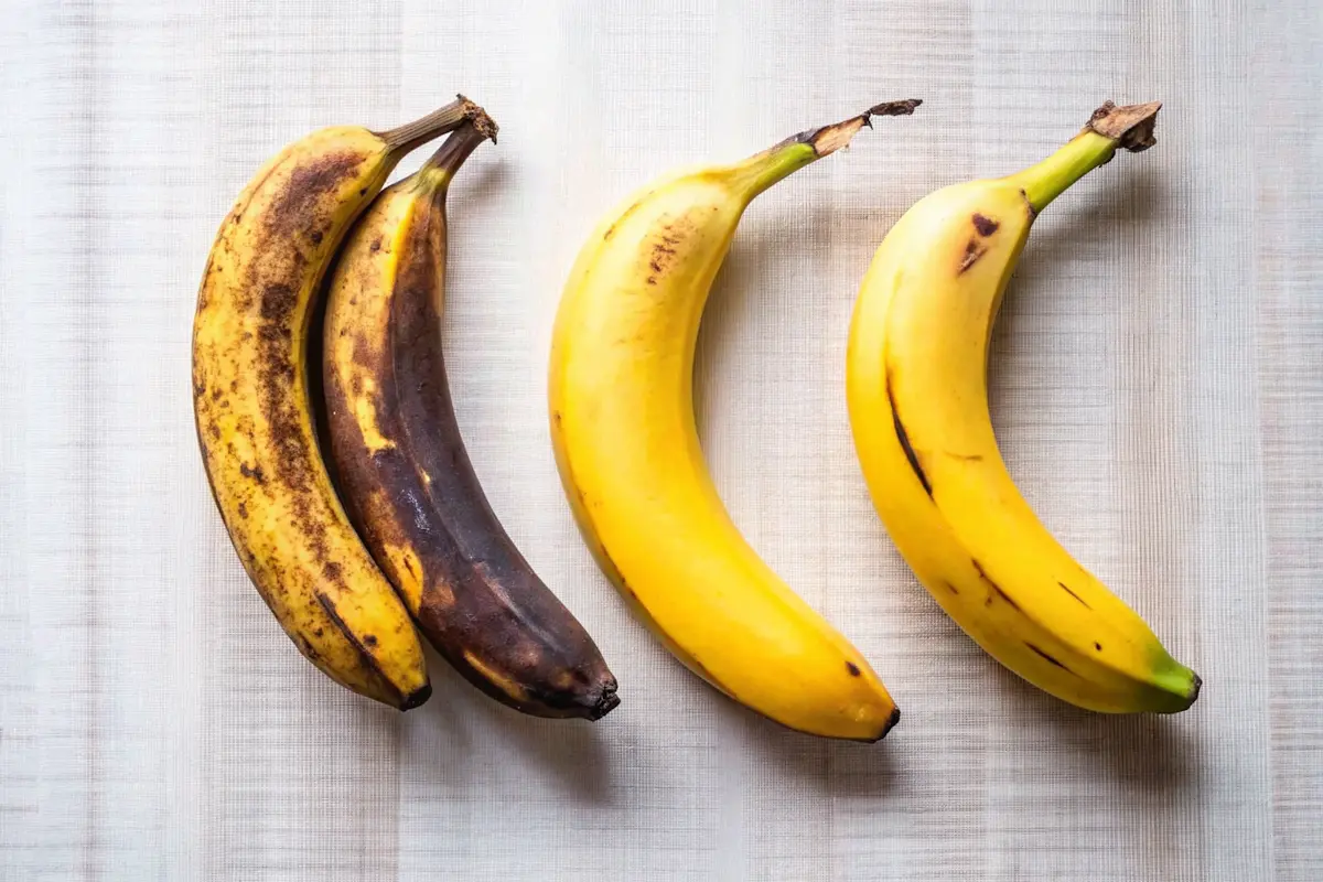 Bananas in Baking - Ripe and overripe bananas side by side, demonstrating the best types of bananas in baking for flavor and texture.